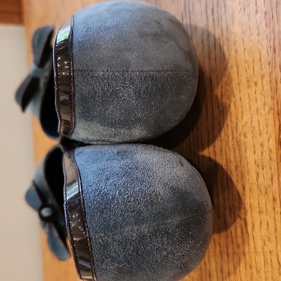 Moschino Cheap and Chic Blue Suede Kitten Heel w/ Floral Detail Size 7.5 - Picture 4 of 10